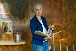 Loes Berkhout wordt tot priester gewijd