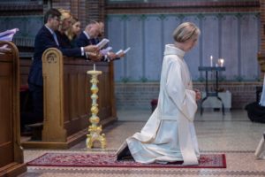 Loes Berkhout tot priester gewijd