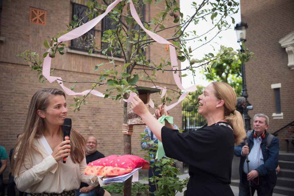Carola Schouten opent tuin Paradijskerk