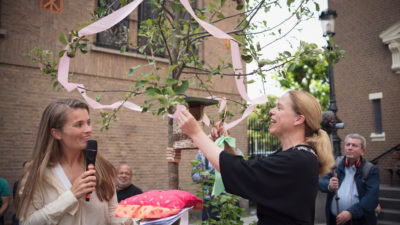 Carola Schouten opent tuin Paradijskerk